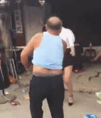 租了宝马，放上饮料，坐等妹子上车，结果被环卫大妈先拿了