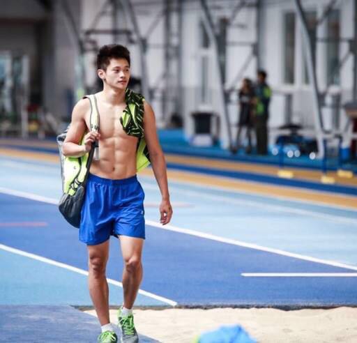 谢震业突破10秒夺冠,女子足球比赛片段