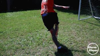 如何踢出一脚完美的侧身凌空抽射,足球射门动作的上半身正确姿势