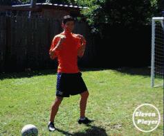 如何踢出一脚完美的侧身凌空抽射,足球射门动作的上半身正确姿势