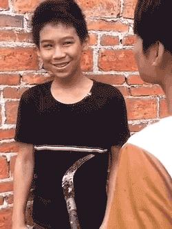 没办法啊打又打不过，只能用淫荡的微笑来缓解尴尬