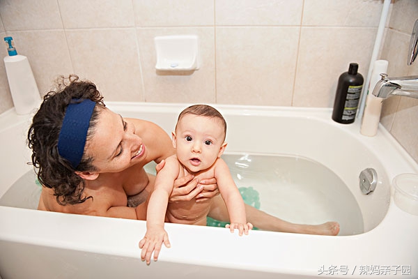 宝宝爱摸「下面」怎么办？家长再尴尬这两件事也不要做