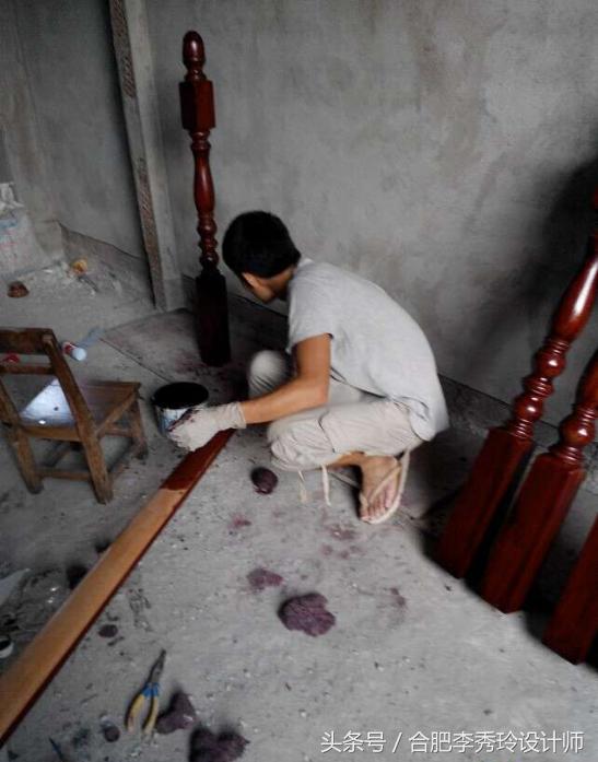 退休在家的工匠老爸帮我安装楼梯扶手，上完红漆我愣了！手艺逆天