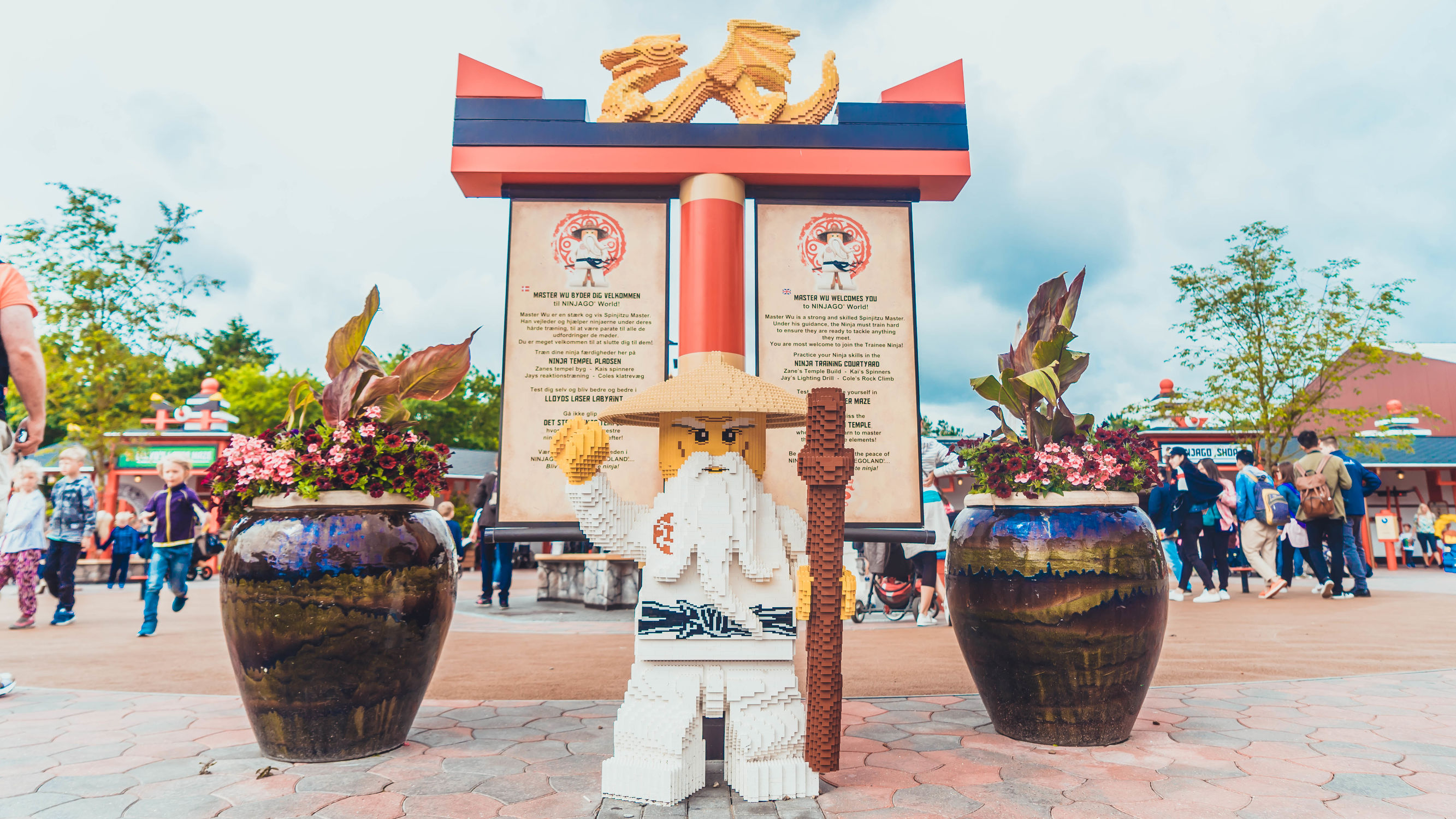 用积木搭建一个非常大的游乐场,254块积木拼装