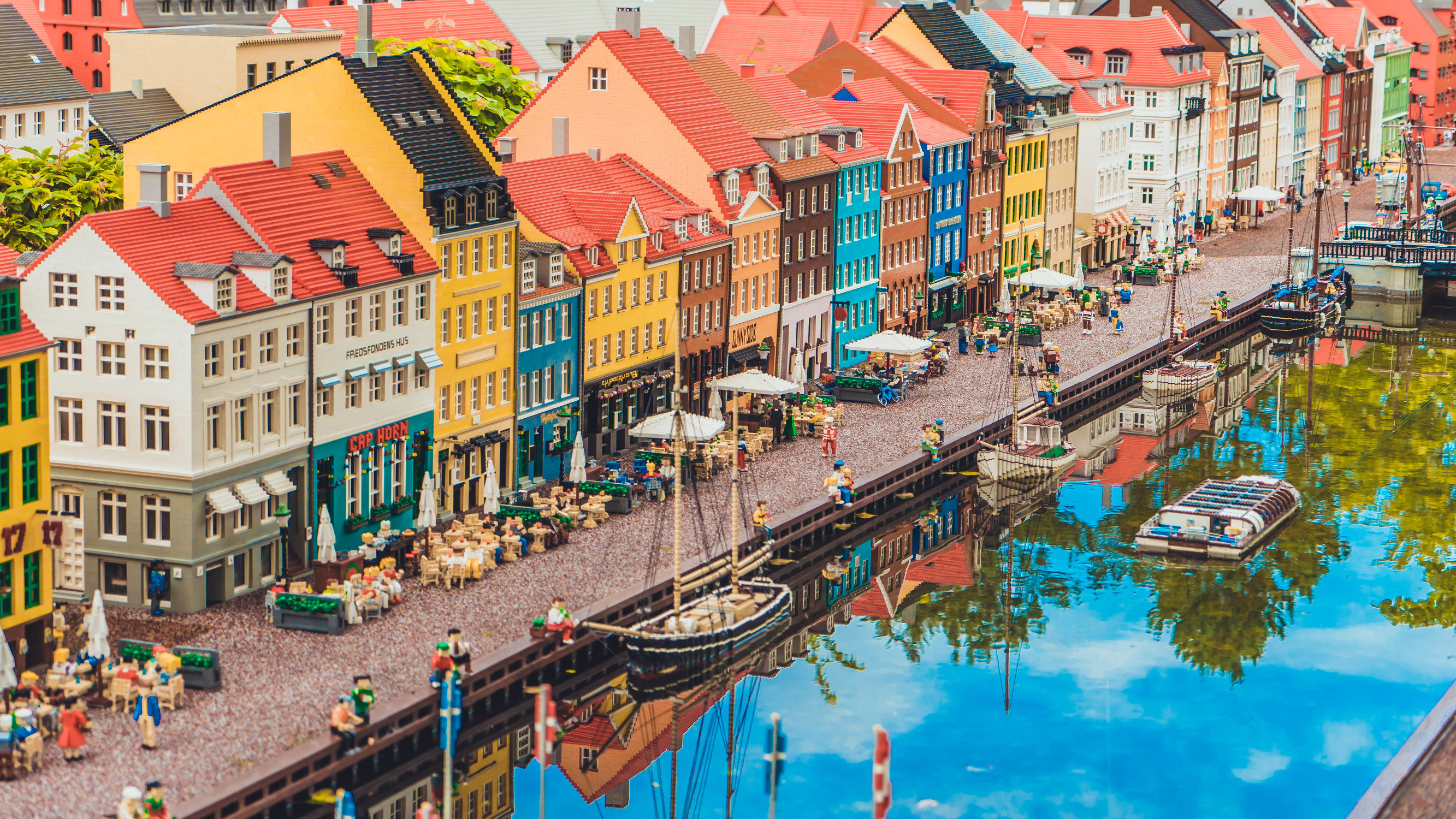 用积木搭建一个非常大的游乐场,254块积木拼装