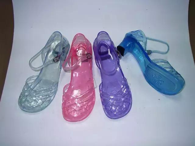 小时候买黑色的凉鞋,小时候凉鞋现在卖多少钱