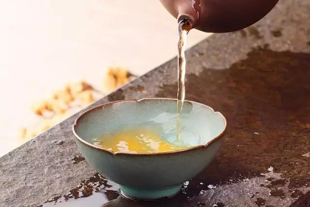 蒹葭苍苍白露为霜天冷莫忘添衣,蒹葭苍苍白露为霜何日归故乡