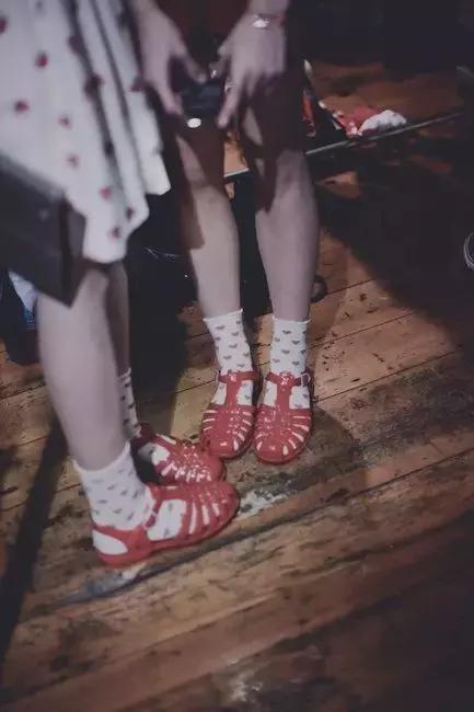 小时候买黑色的凉鞋,小时候凉鞋现在卖多少钱