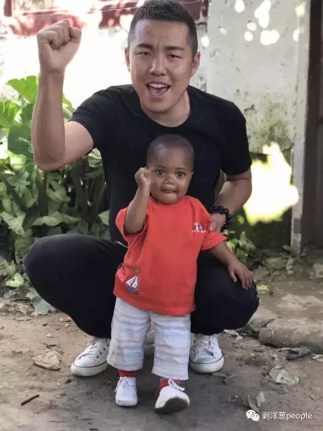 “非洲儿童举牌”引争议拍摄者：我不可耻，值得表扬