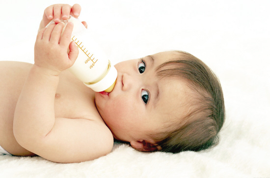 蔡少芬女儿高烧39.3度网友却为这件事吵起来，小孩发烧该怎么办