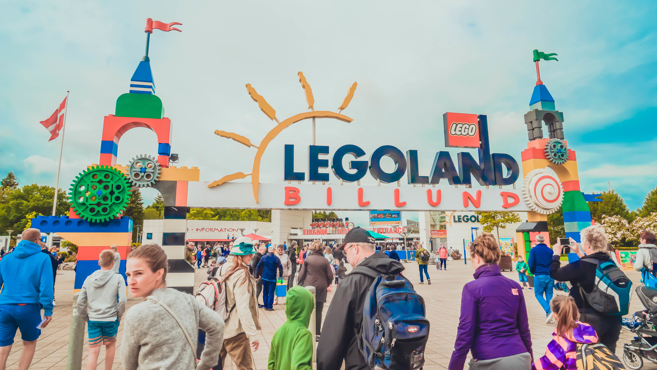 用积木搭建一个非常大的游乐场,254块积木拼装