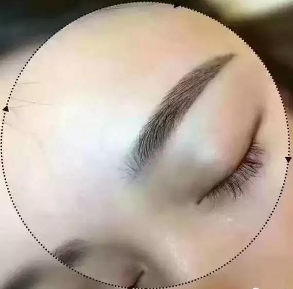 为什么纹两边眉毛有一边不上色,为什么纹眉毛都不对称