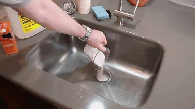 下水道进水泥块堵了怎么快速疏通,厨房下水道油垢堵了怎么快速疏通