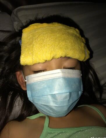 蔡少芬女儿高烧39.3度网友却为这件事吵起来，小孩发烧该怎么办