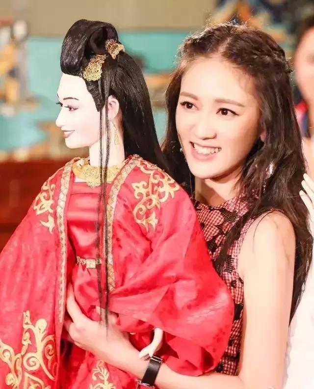 适合大脸显小的发型,公主显脸小发型