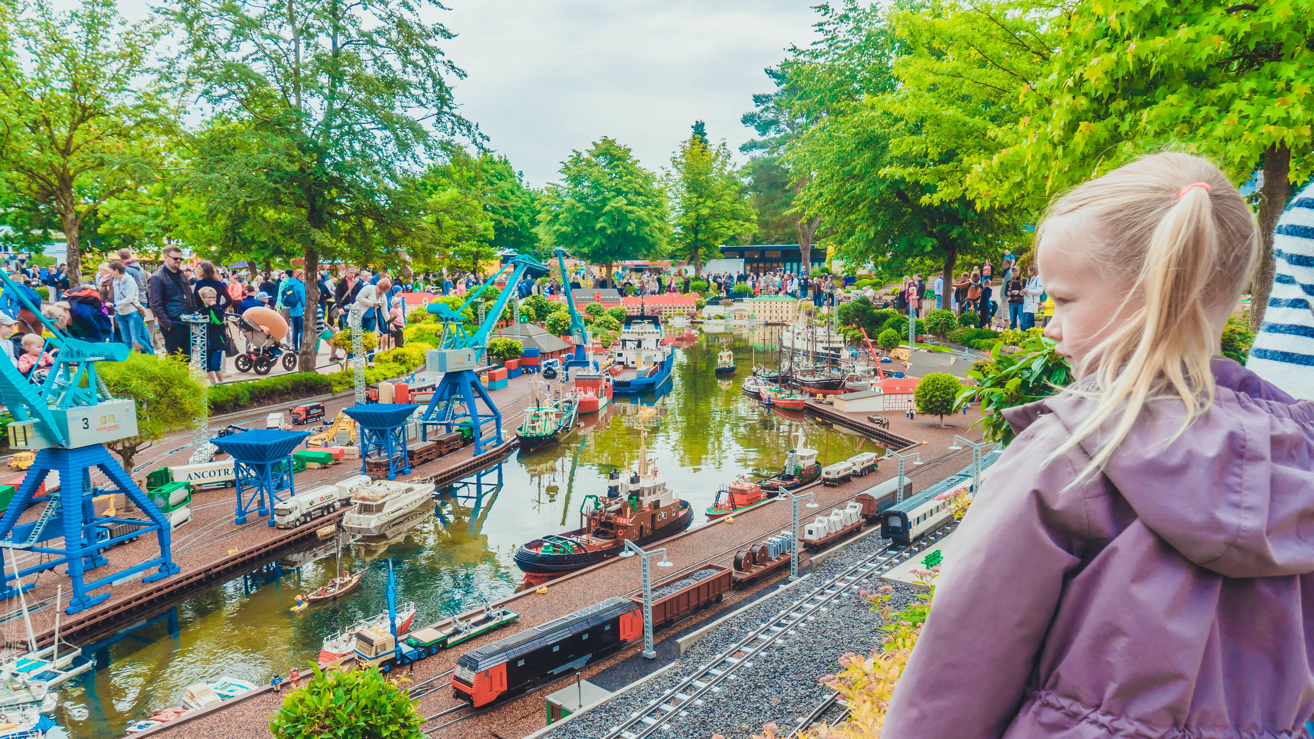 用积木搭建一个非常大的游乐场,254块积木拼装