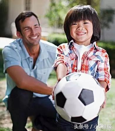 作为家长，应该如何正确引导孩子对足球的兴趣呢？