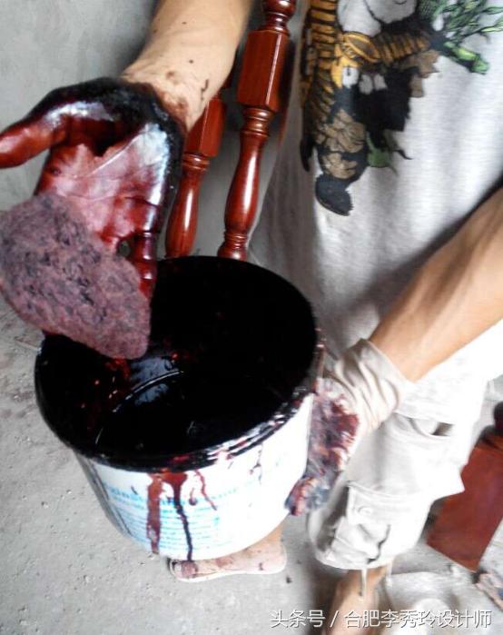 退休在家的工匠老爸帮我安装楼梯扶手，上完红漆我愣了！手艺逆天