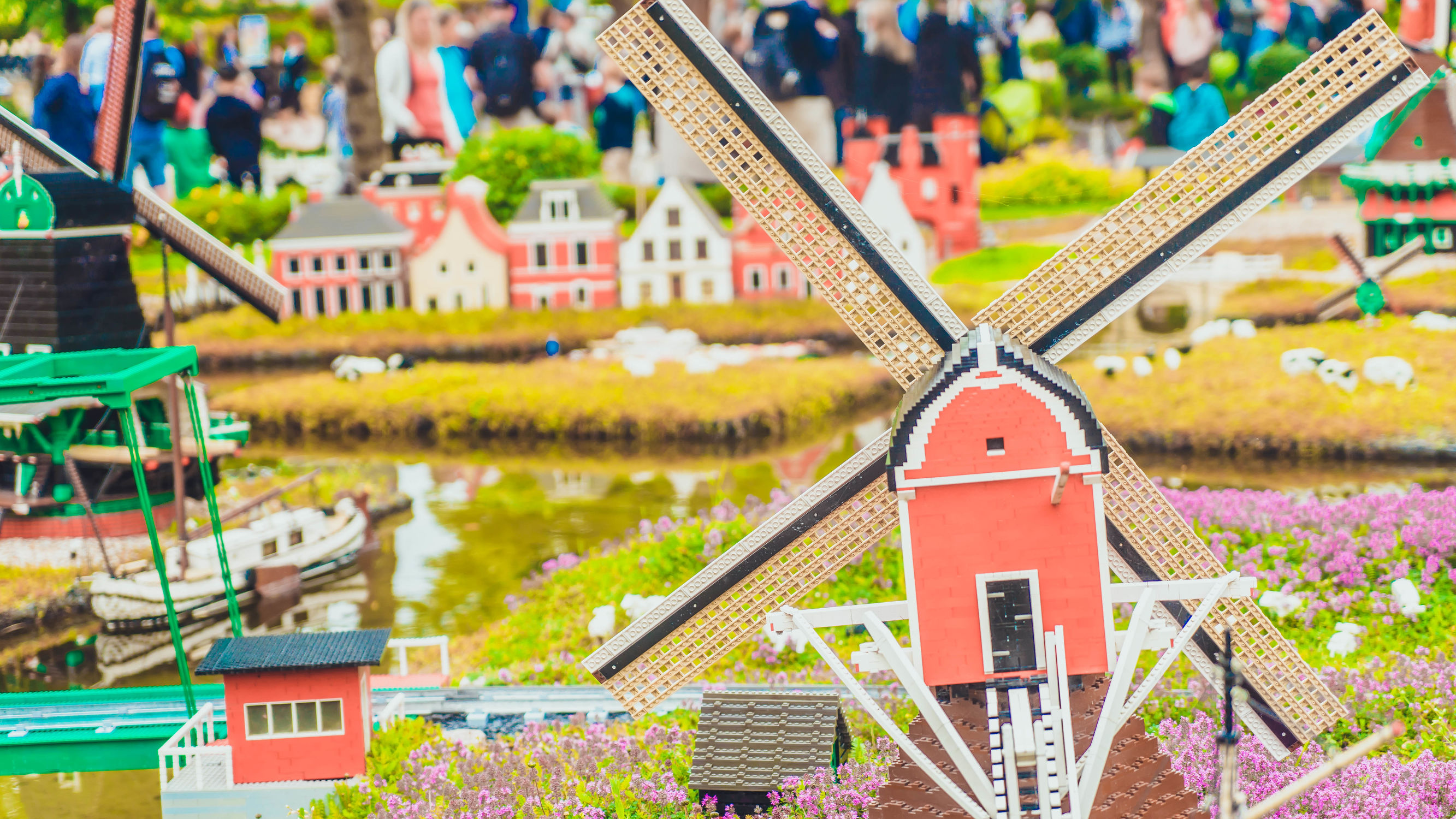 用积木搭建一个非常大的游乐场,254块积木拼装