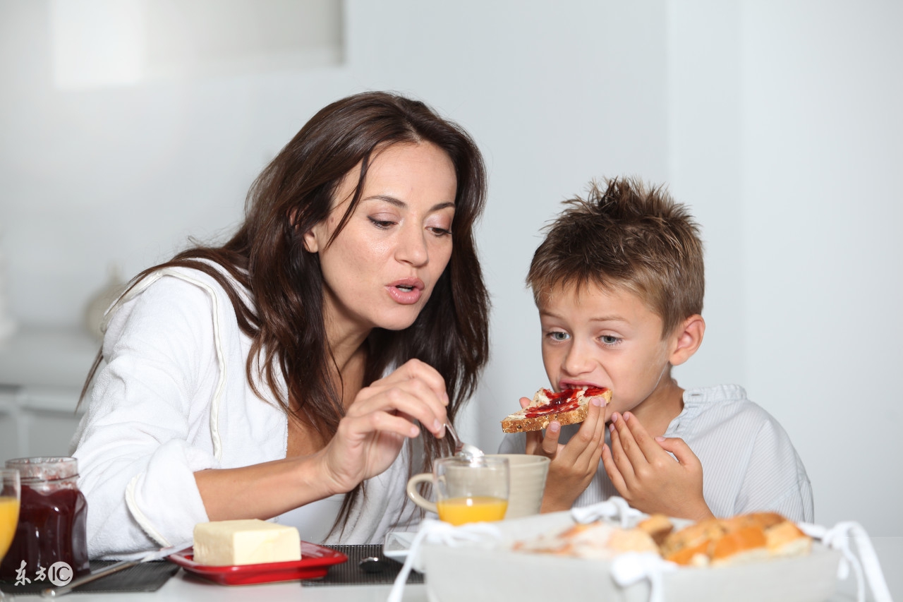 蔡少芬女儿高烧39.3度网友却为这件事吵起来，小孩发烧该怎么办