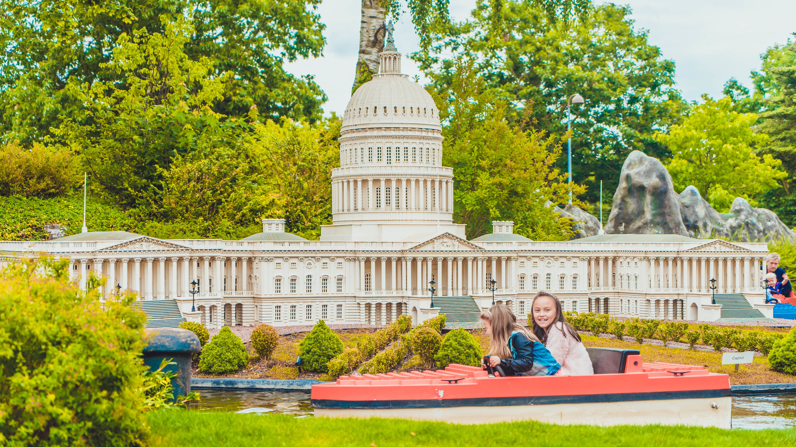 用积木搭建一个非常大的游乐场,254块积木拼装