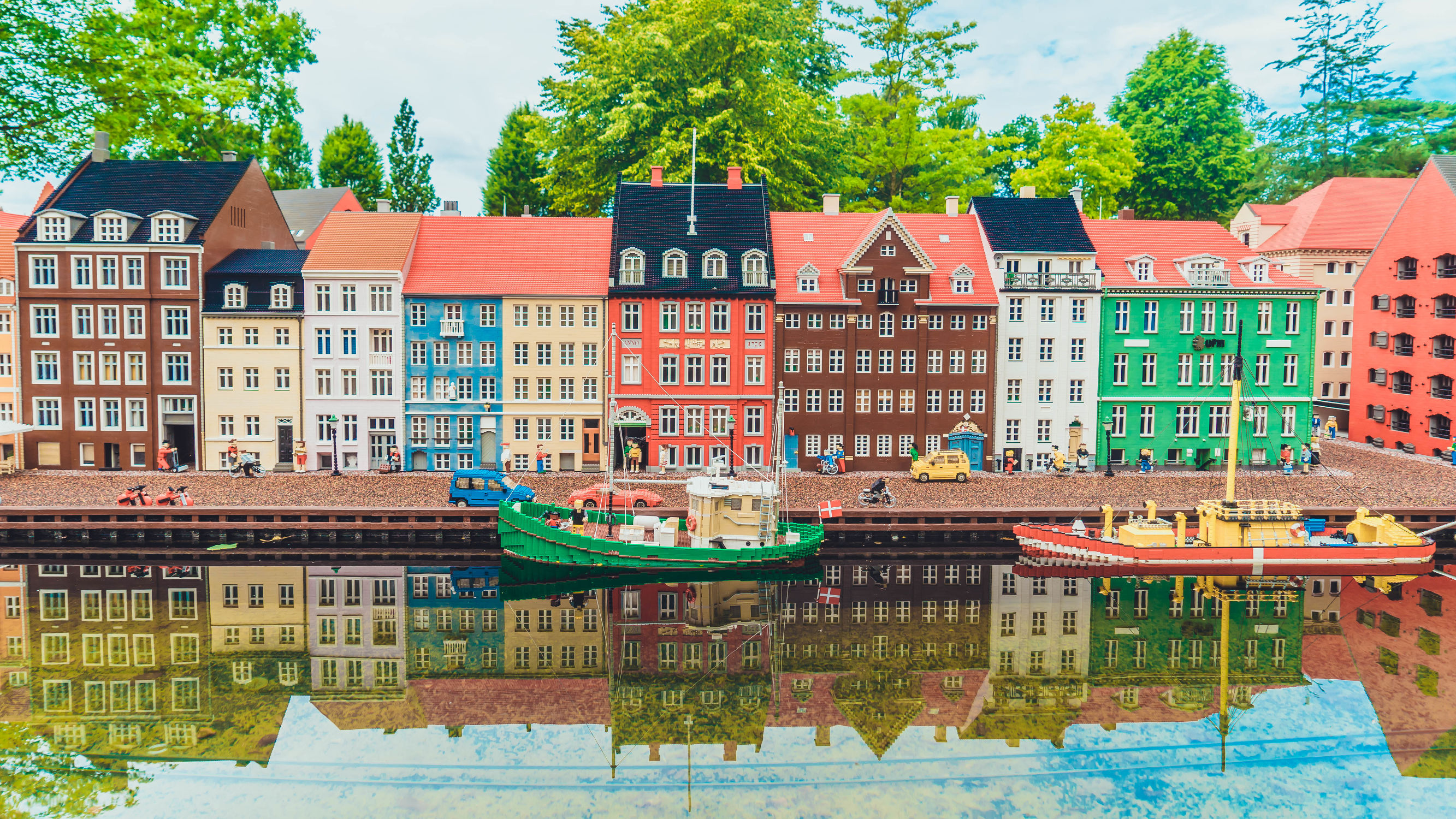 用积木搭建一个非常大的游乐场,254块积木拼装