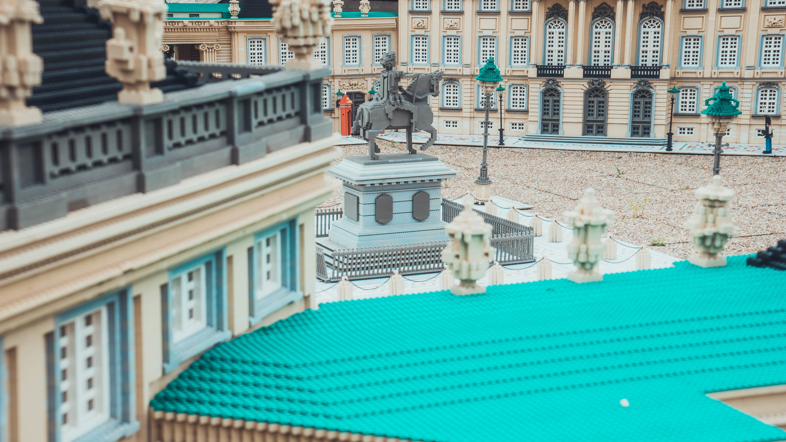 用积木搭建一个非常大的游乐场,254块积木拼装