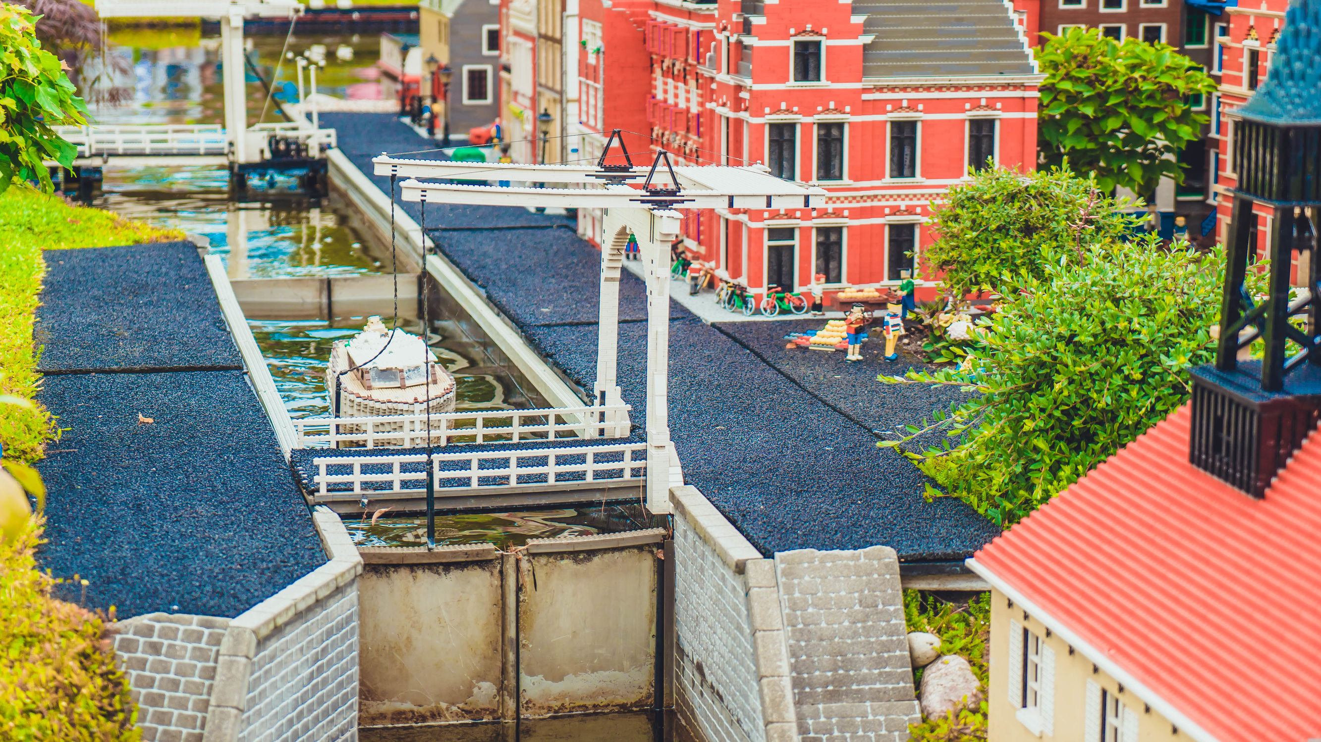 用积木搭建一个非常大的游乐场,254块积木拼装