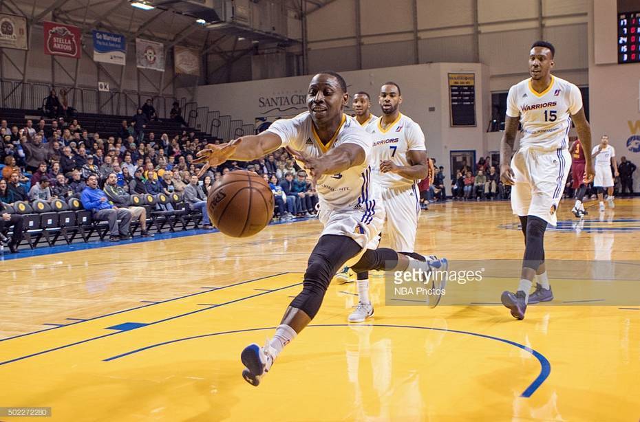 篮球运球教学基本功零基础女生,篮球8-10岁原地运球基本功