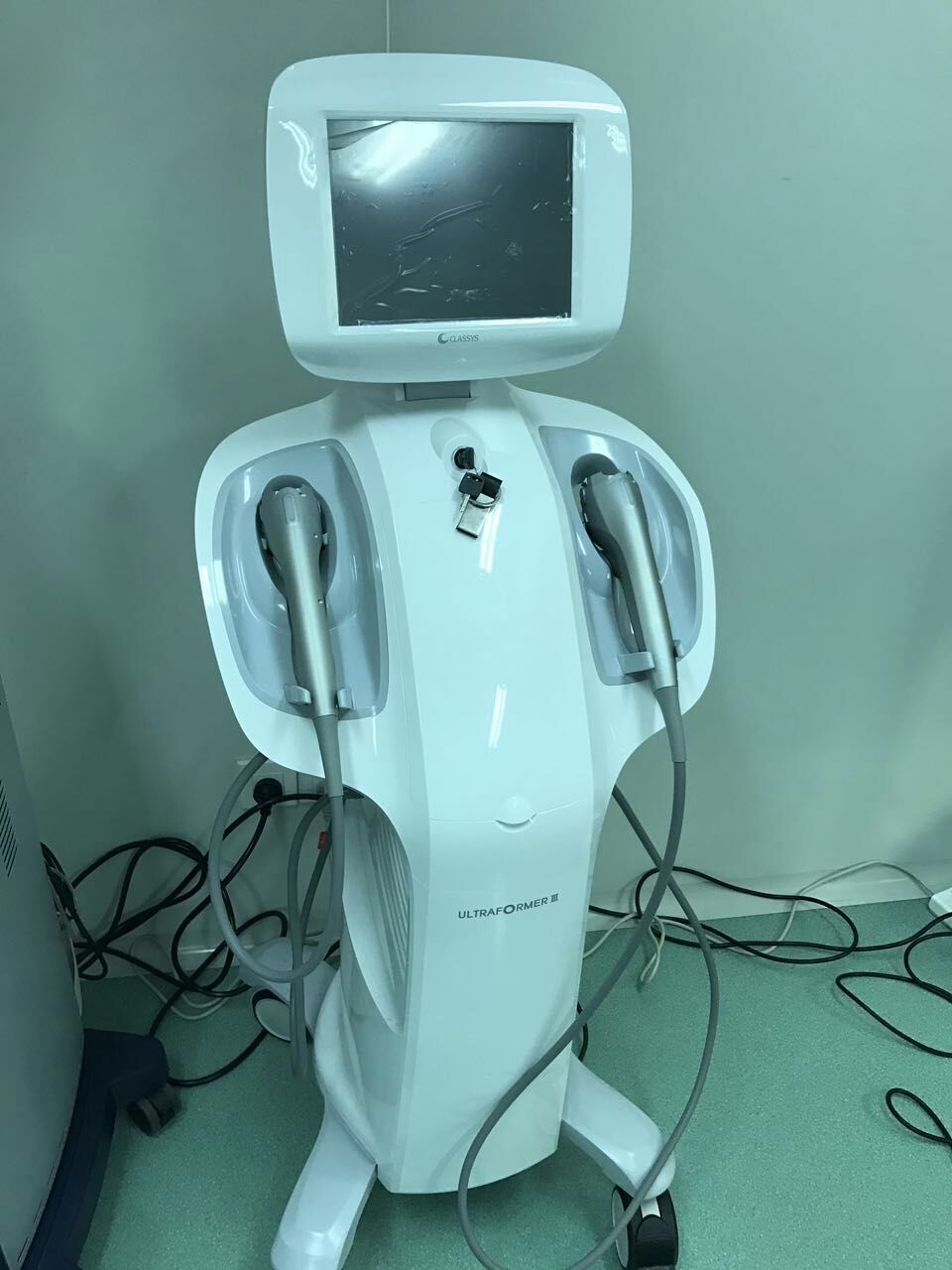 为什么一来皮肤科就让做激光,皮肤科医生可以操作激光治疗吗