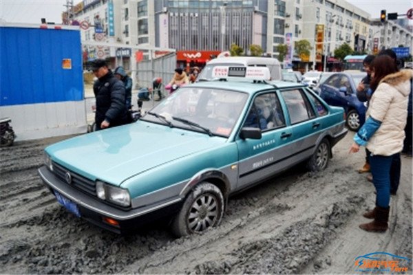 车陷入有水的泥坑怎么自救,遇积水路段车快速通过还是慢速