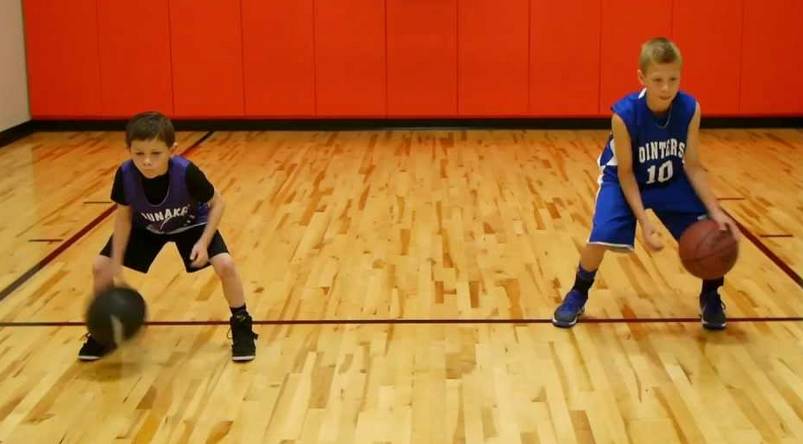 篮球运球教学基本功零基础女生,篮球8-10岁原地运球基本功