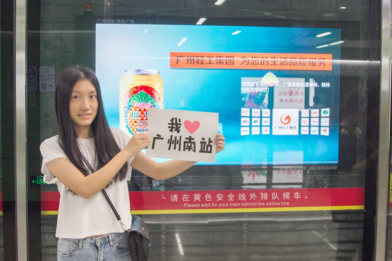 广州某高校一师姐火了！为了欢迎17年新生，竟然这样做