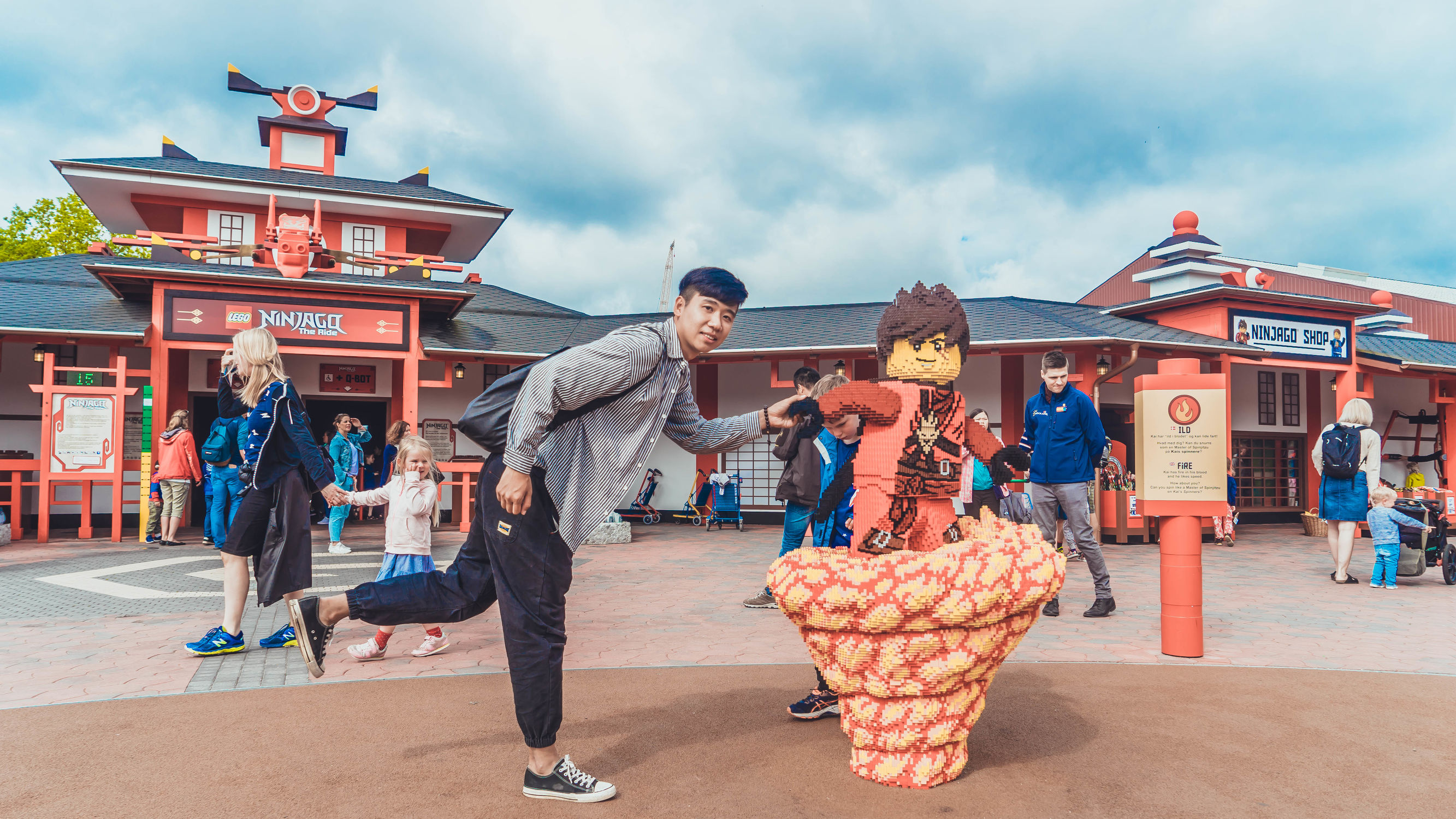 用积木搭建一个非常大的游乐场,254块积木拼装