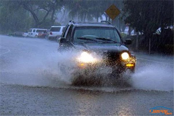 车陷入有水的泥坑怎么自救,遇积水路段车快速通过还是慢速