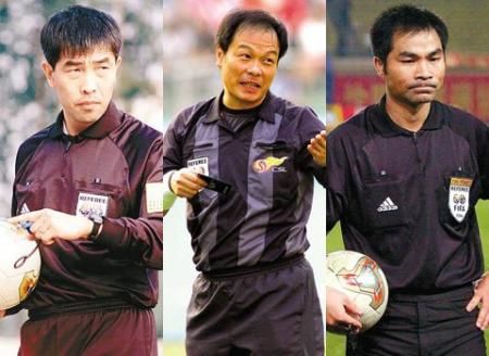 足球裁判假球瞬间,裁判吹球假球