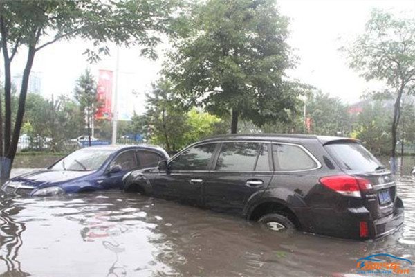 车陷入有水的泥坑怎么自救,遇积水路段车快速通过还是慢速