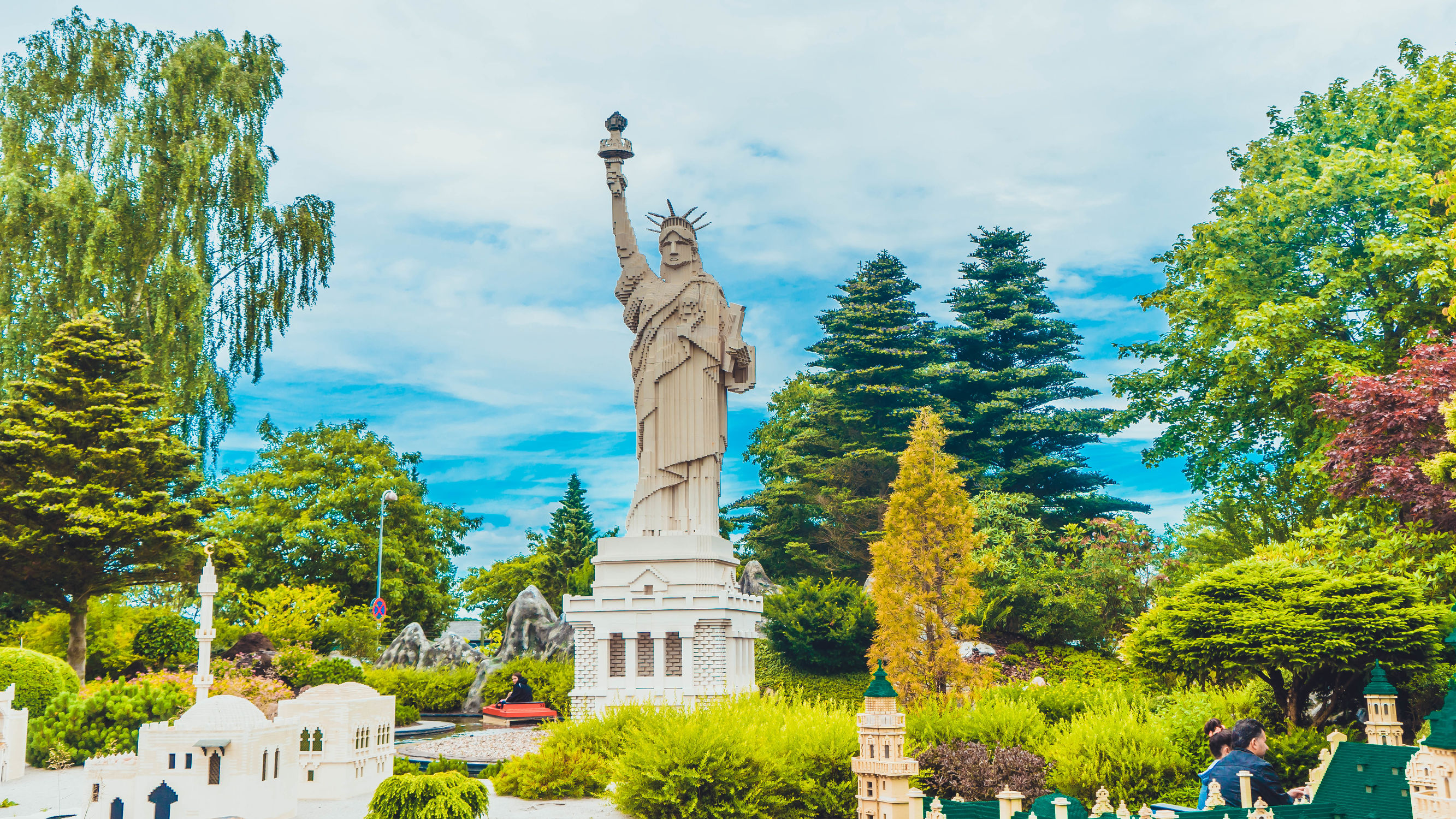 用积木搭建一个非常大的游乐场,254块积木拼装