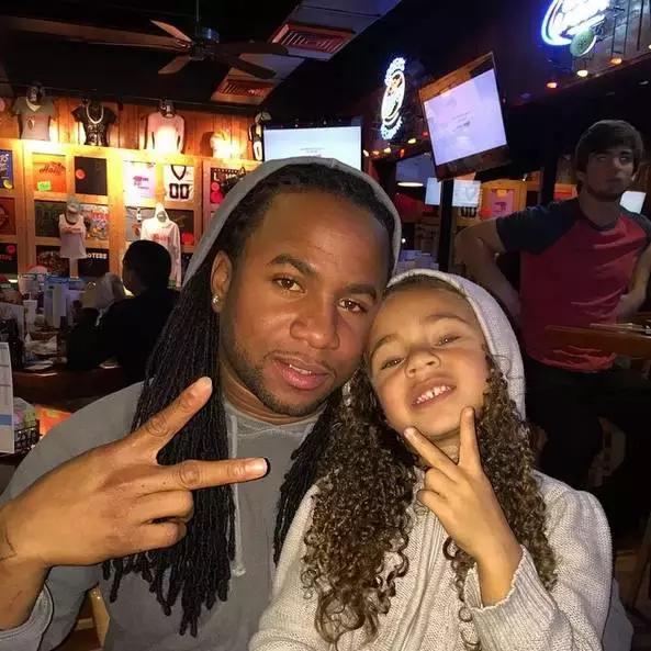 小女孩拥有第一双漂亮鞋子,七岁女孩球鞋