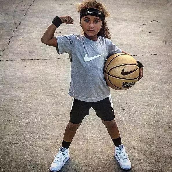 小女孩拥有第一双漂亮鞋子,七岁女孩球鞋