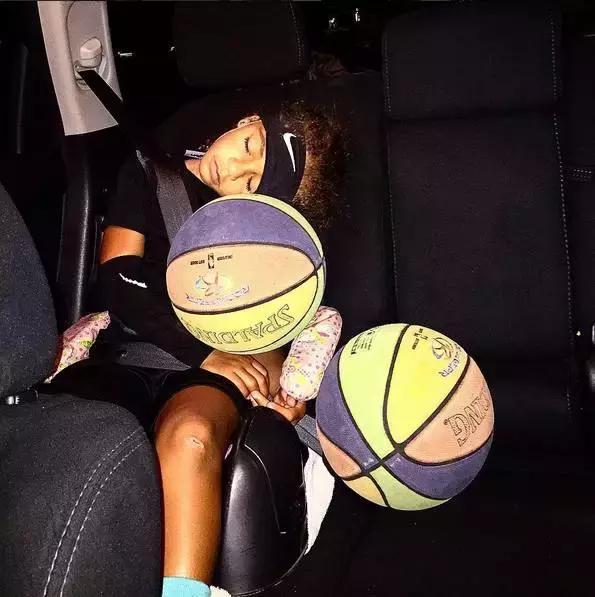 小女孩拥有第一双漂亮鞋子,七岁女孩球鞋