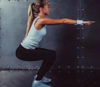 小孩一深蹲膝盖就响怎么回事,为什么练深蹲时膝盖会嘎嘣响