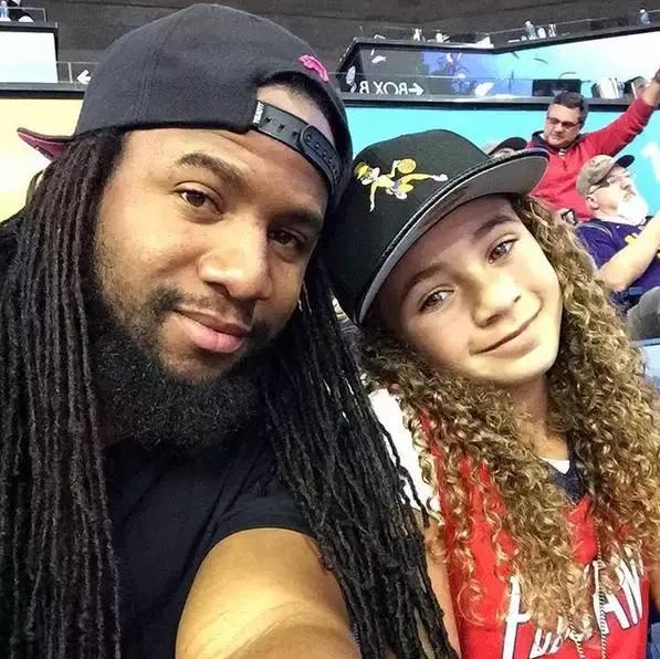 小女孩拥有第一双漂亮鞋子,七岁女孩球鞋