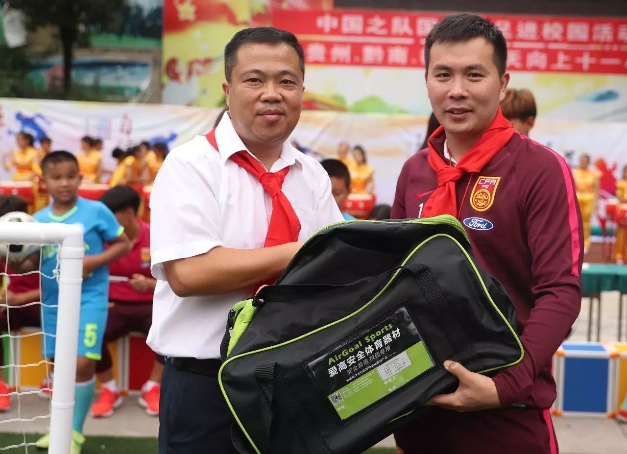 暖心·中国之队｜播种希望！U19女足小花走进都匀十一小学