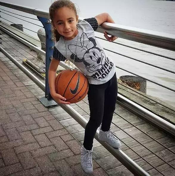 小女孩拥有第一双漂亮鞋子,七岁女孩球鞋