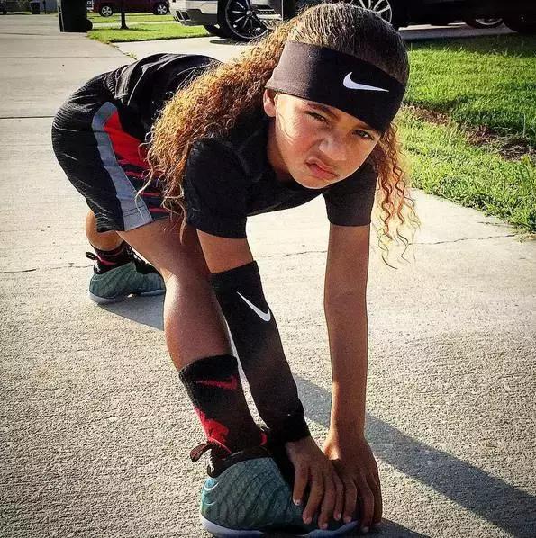 小女孩拥有第一双漂亮鞋子,七岁女孩球鞋