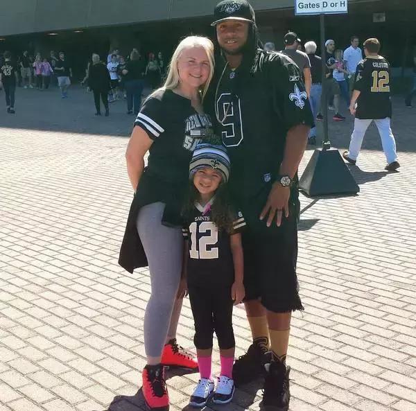 小女孩拥有第一双漂亮鞋子,七岁女孩球鞋