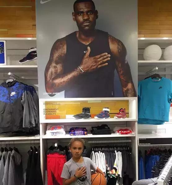 小女孩拥有第一双漂亮鞋子,七岁女孩球鞋