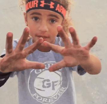 小女孩拥有第一双漂亮鞋子,七岁女孩球鞋