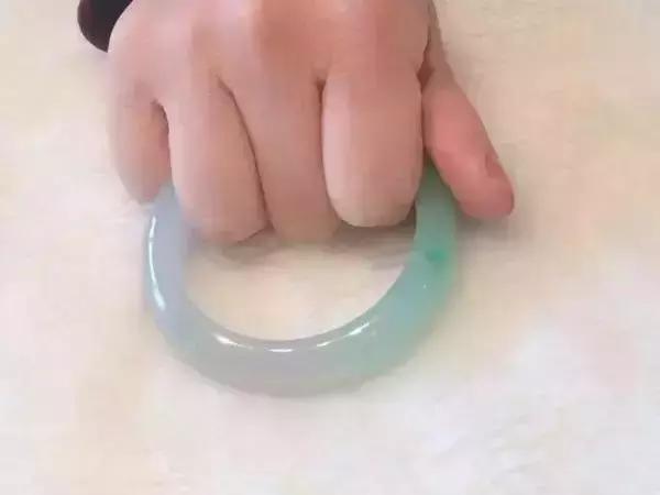 翡翠手镯戴进去难还是取出来难,翡翠手镯是不是能戴上就能取下